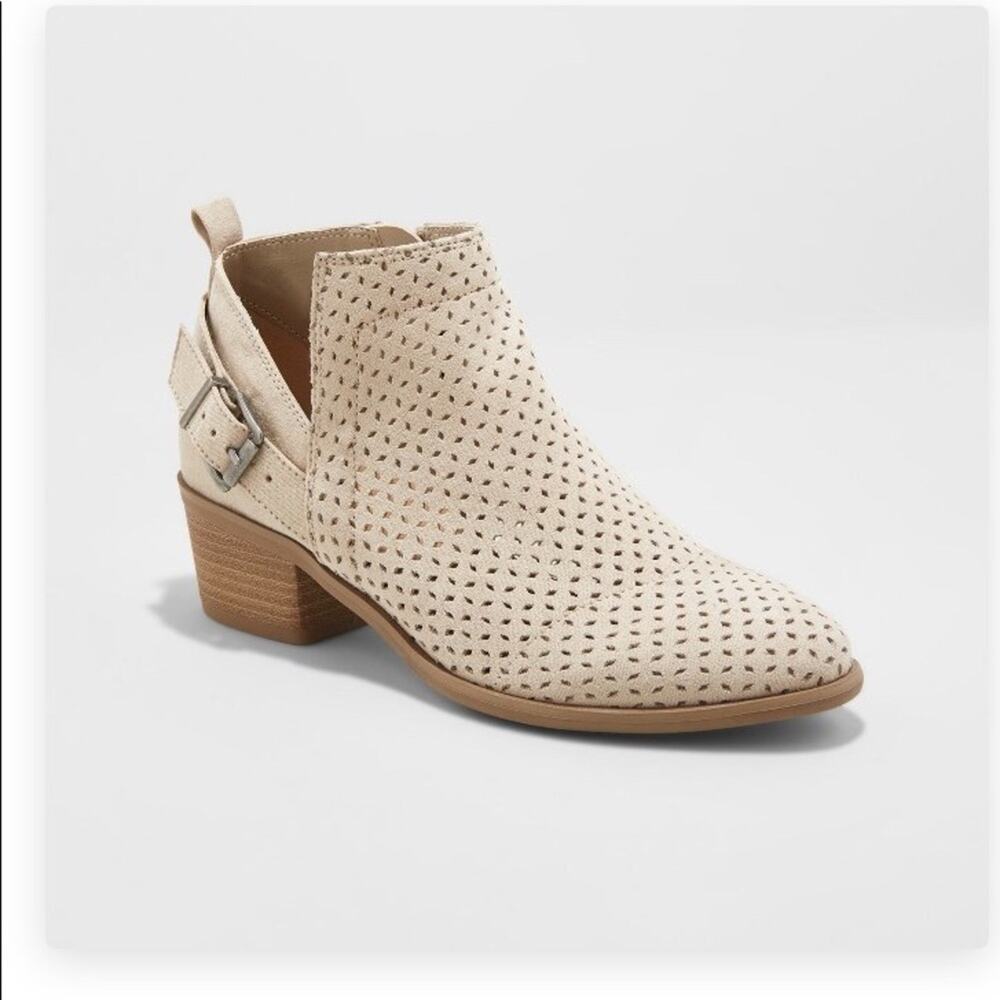 Universal Thread Camdyn laser cut ankle booties NEW size 5.5W